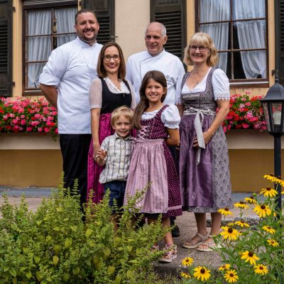 Familienbild Haus Parkplatz 2